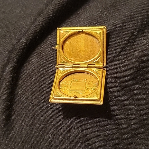 Antique book locket - Picture 2 of 4